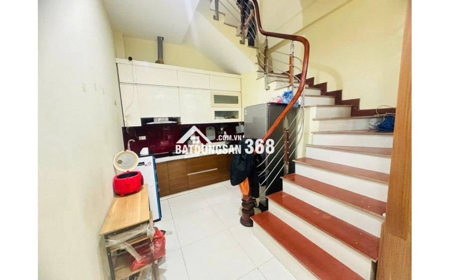 BÁN NHÀ CẦU GIẤY - Ô TÔ VF3 ĐỖ CỬA, 33M - 5 TẦNG ĐẸP, FULL NỘI THẤT, GIÁ 8,3 TỶ